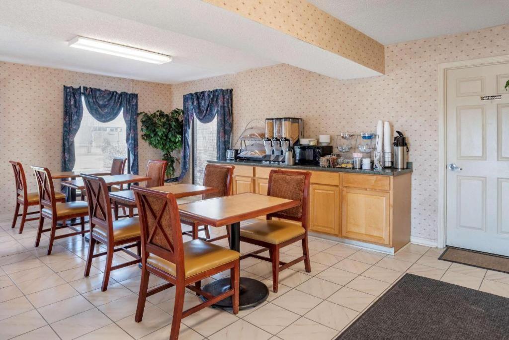 Econo Lodge Pearl Exterior photo