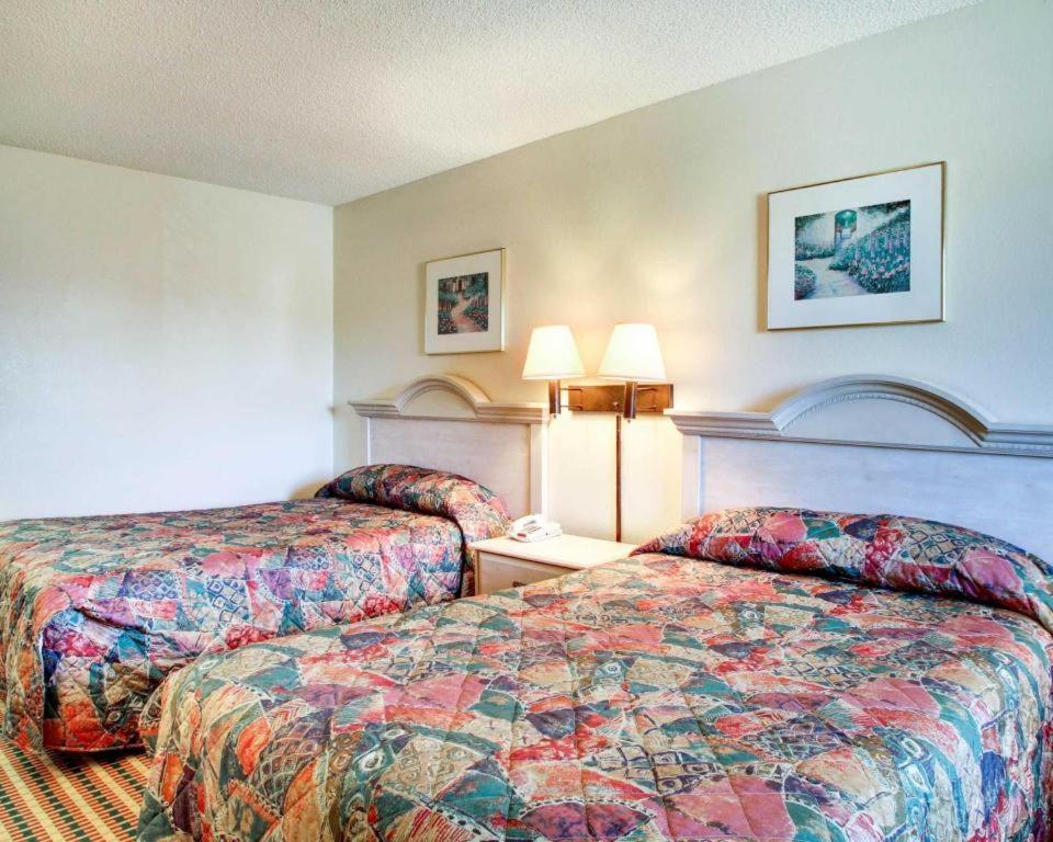 Econo Lodge Pearl Exterior photo
