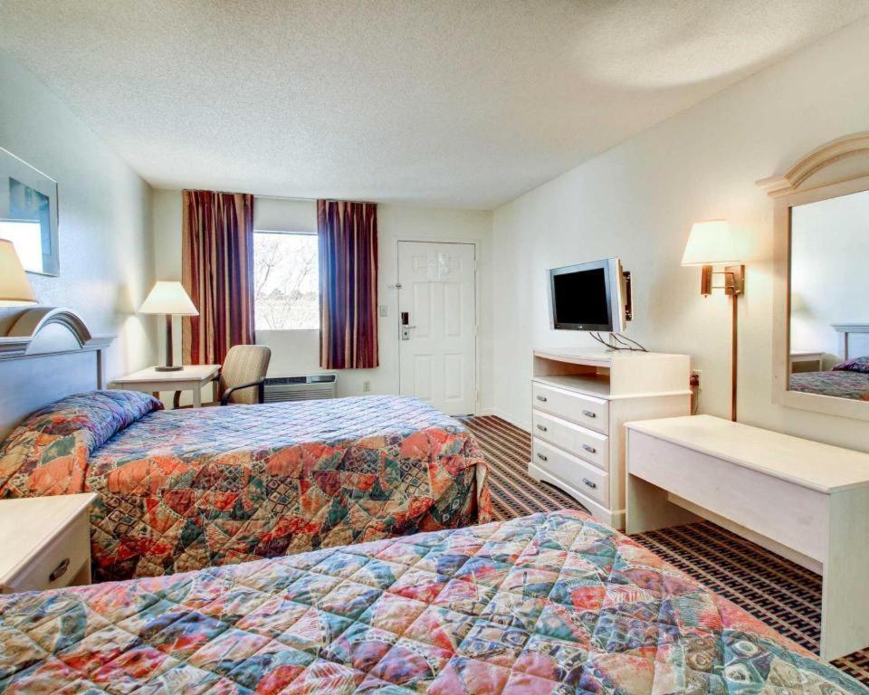 Econo Lodge Pearl Exterior photo