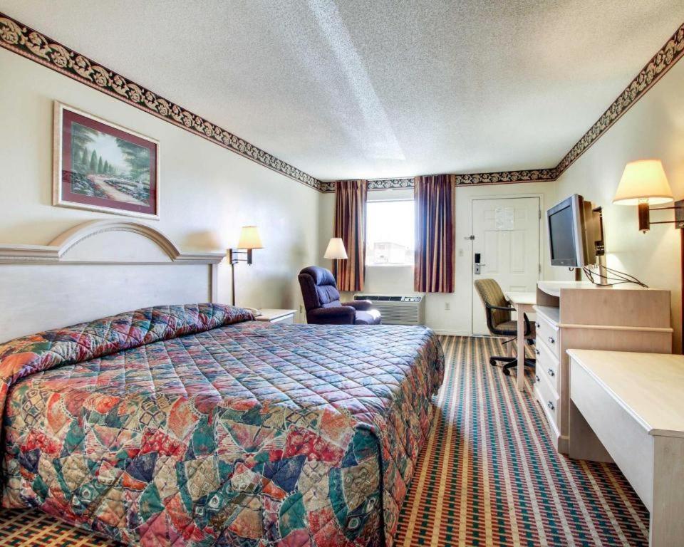 Econo Lodge Pearl Exterior photo