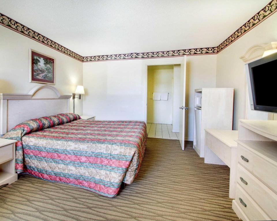 Econo Lodge Pearl Exterior photo