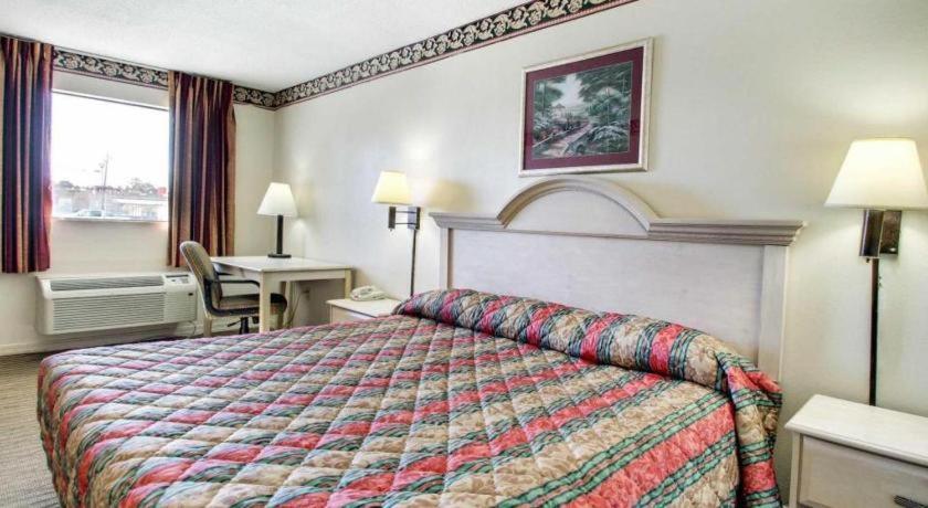 Econo Lodge Pearl Exterior photo