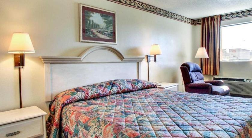 Econo Lodge Pearl Exterior photo